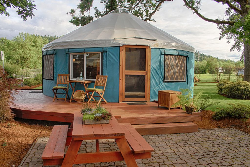04-yurt-outdoor-space-deck-picnic-table - Pacific Yurts